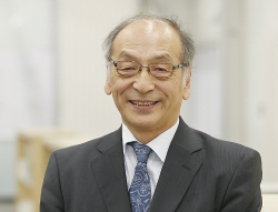 国際学部 教授 図書館長 情報センター長 秋月 望 教授