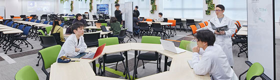近畿大学と内田洋行が最先端のハイフレックス型学修空間を創出　教室のパソコンを廃止したクラウド環境の学修に一新
