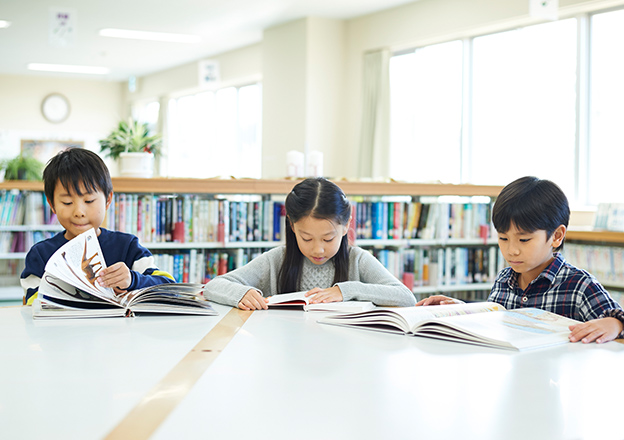 小学校と地域の図書館の連携で、読書活動を推進。